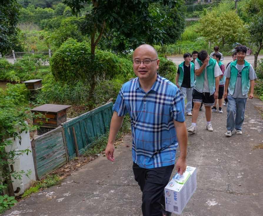 爱心点亮希望”的号召