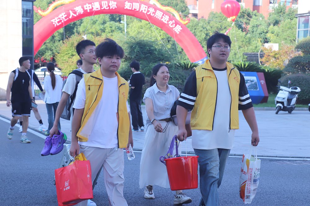 校园内洋溢着青春活力与迎新热情