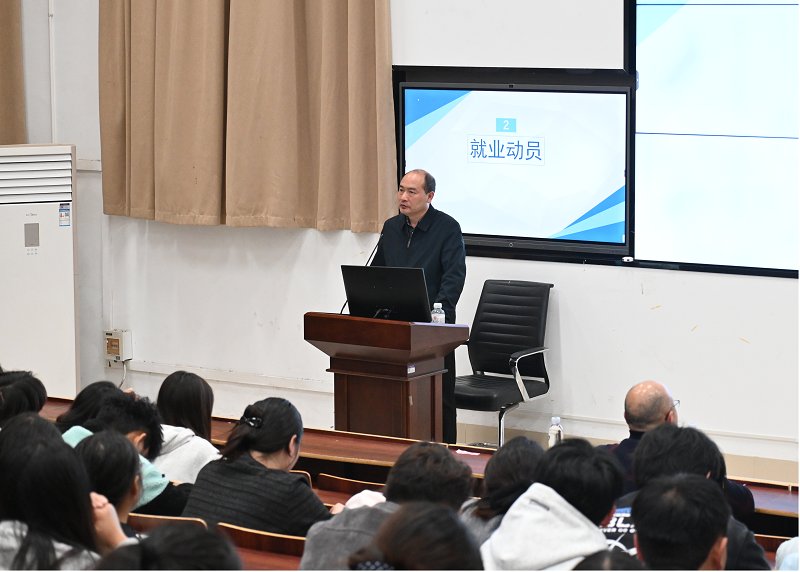 2025年11月3日18时40分